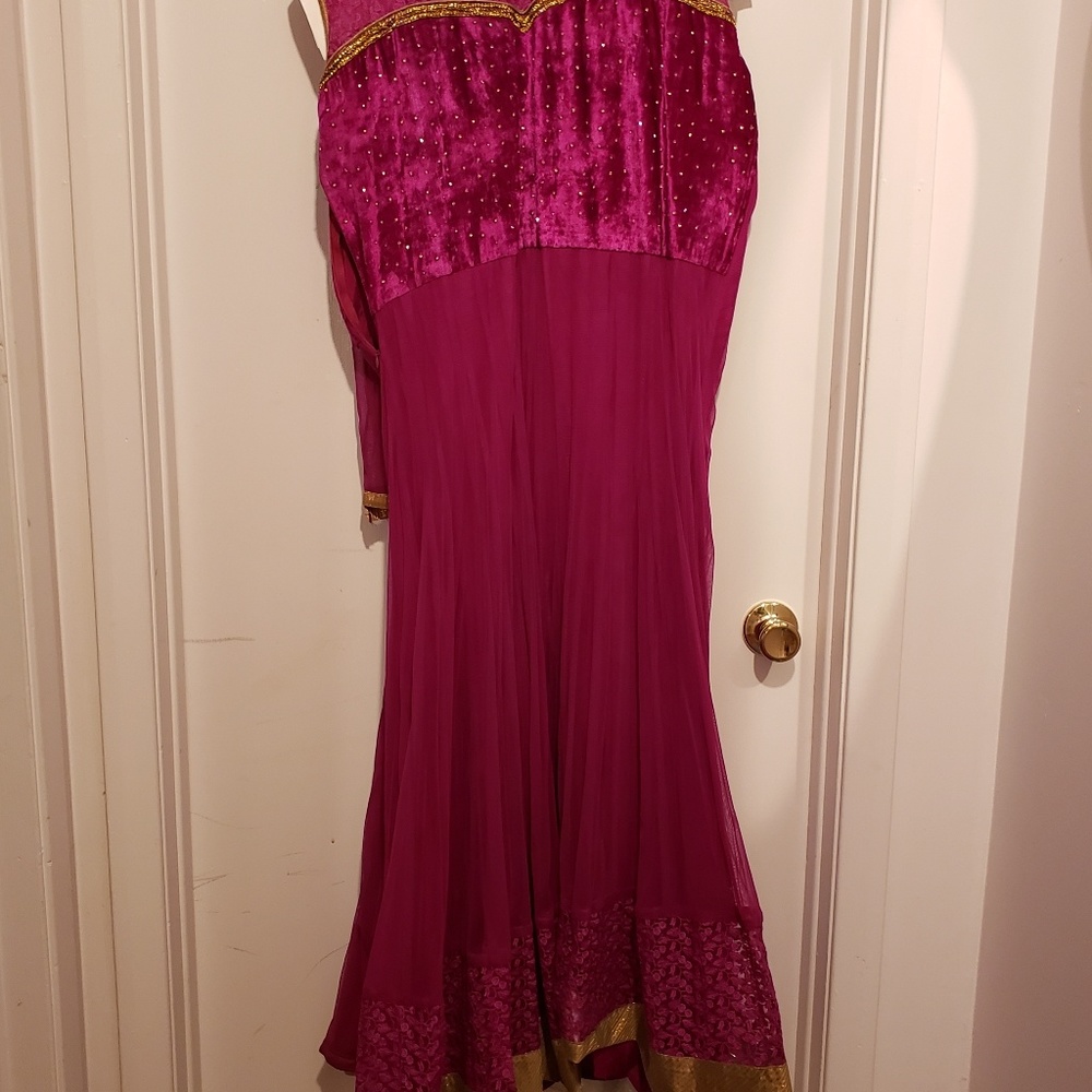 Gown - Picture 5 of 5